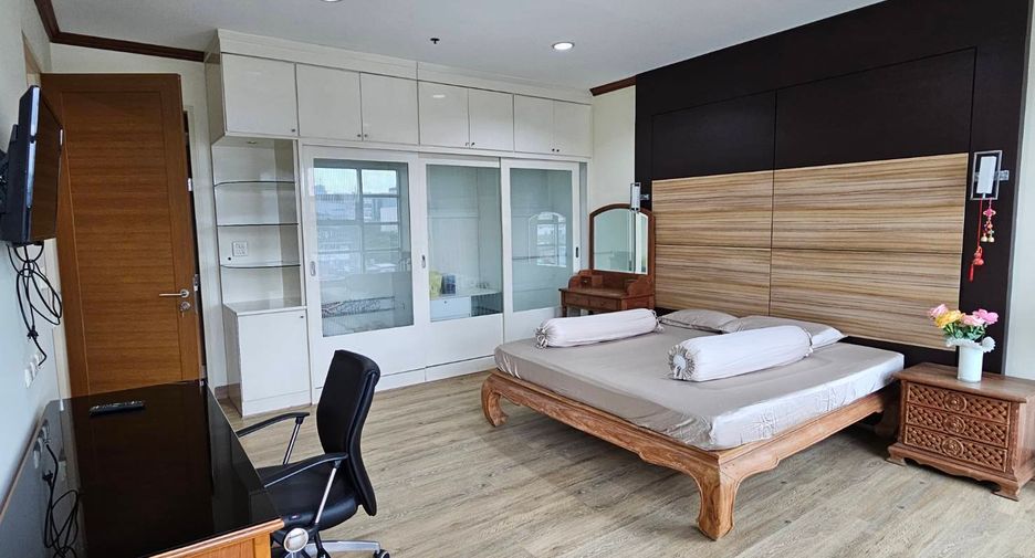 For rent 3 bedrooms condo in Ratchathewi, Bangkok