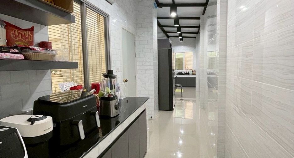 For sale 4 bedrooms house in Lat Krabang, Bangkok
