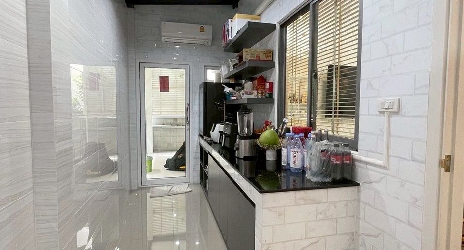 For sale 4 bedrooms house in Lat Krabang, Bangkok