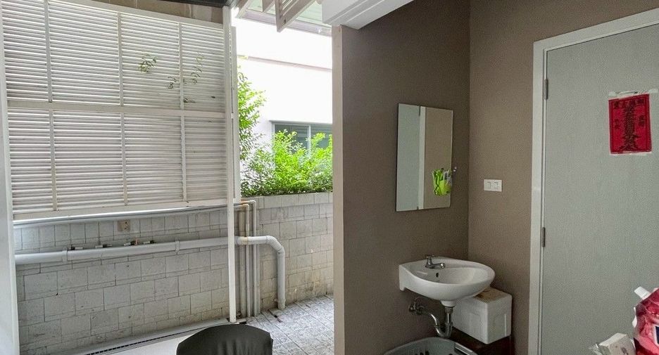 For sale 4 bedrooms house in Lat Krabang, Bangkok