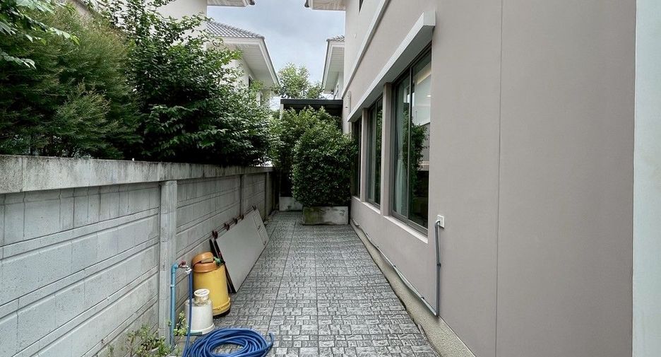 For sale 4 bedrooms house in Lat Krabang, Bangkok