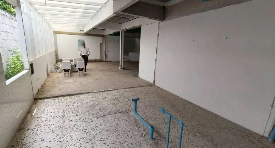 For rent retail Space in Watthana, Bangkok