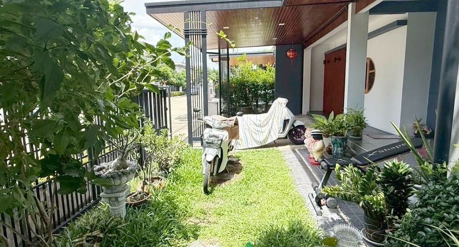 For sale 4 bedrooms house in Khlong Sam Wa, Bangkok