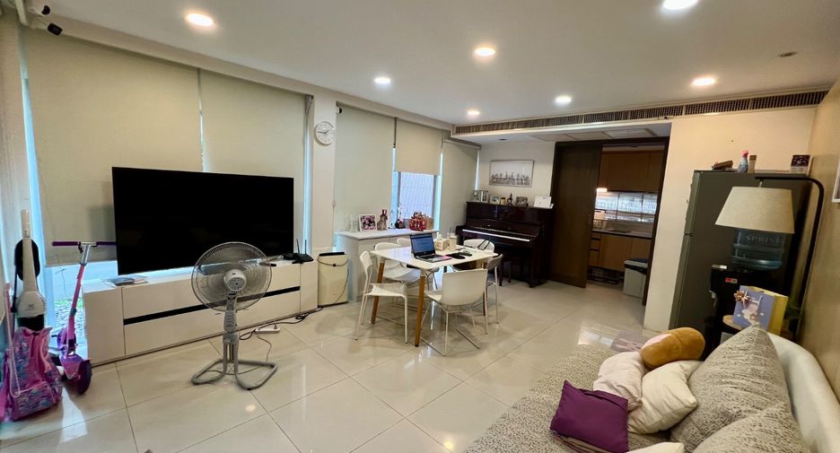 For rent 3 bedrooms townhouse in Suan Luang, Bangkok
