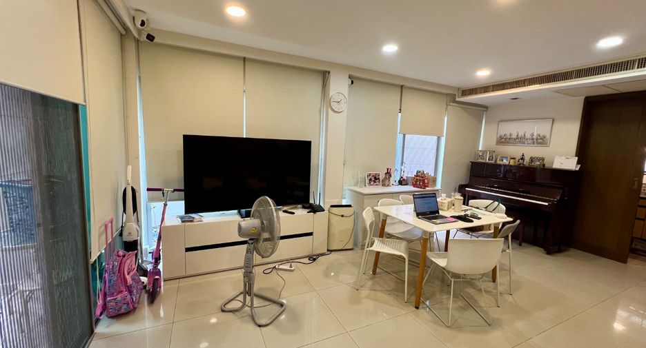 For rent 3 bedrooms townhouse in Suan Luang, Bangkok