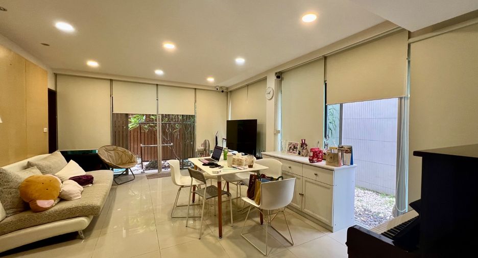 For rent 3 bedrooms townhouse in Suan Luang, Bangkok