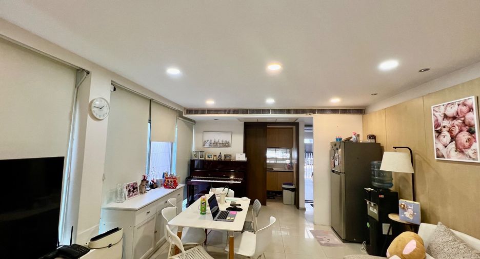 For rent 3 bedrooms townhouse in Suan Luang, Bangkok