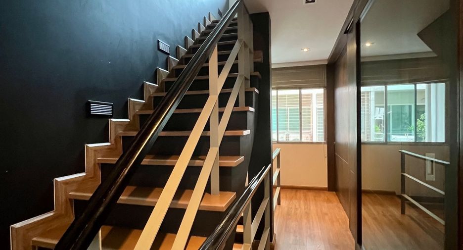 For rent 3 bedrooms townhouse in Suan Luang, Bangkok