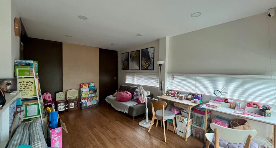 For rent 3 bedrooms townhouse in Suan Luang, Bangkok