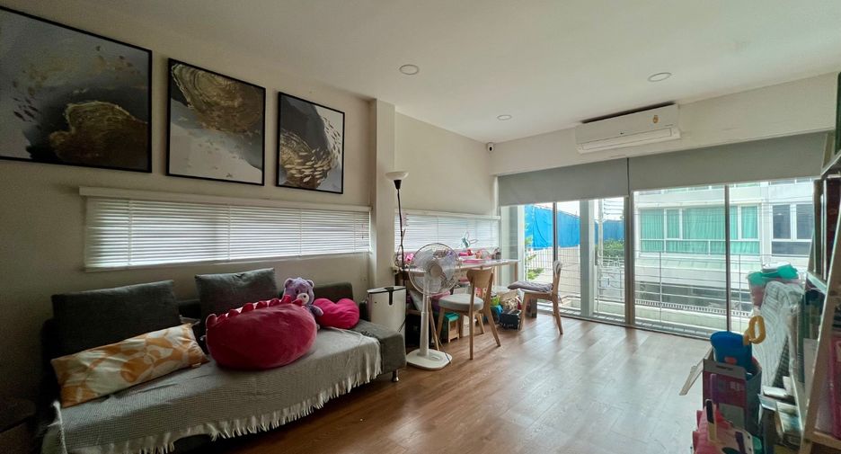 For rent 3 bedrooms townhouse in Suan Luang, Bangkok