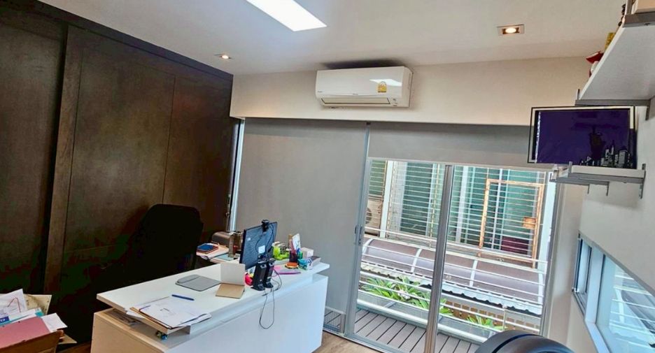 For rent 3 bedrooms townhouse in Suan Luang, Bangkok