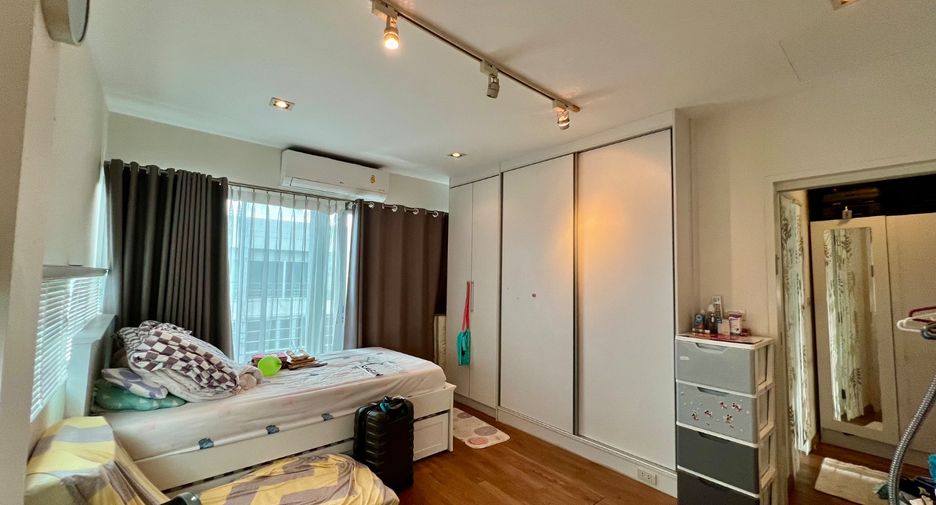 For rent 3 bedrooms townhouse in Suan Luang, Bangkok