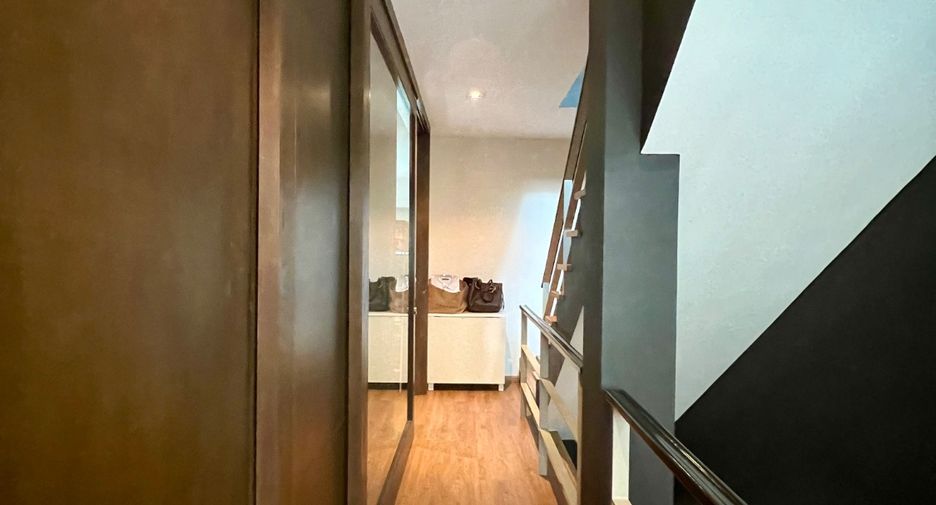 For rent 3 bedrooms townhouse in Suan Luang, Bangkok