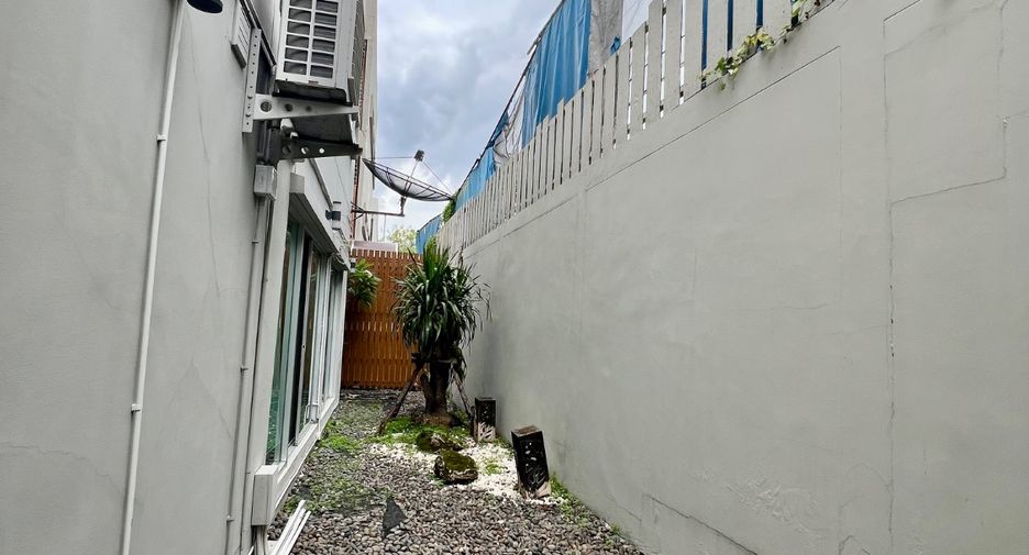 For rent 3 bedrooms townhouse in Suan Luang, Bangkok