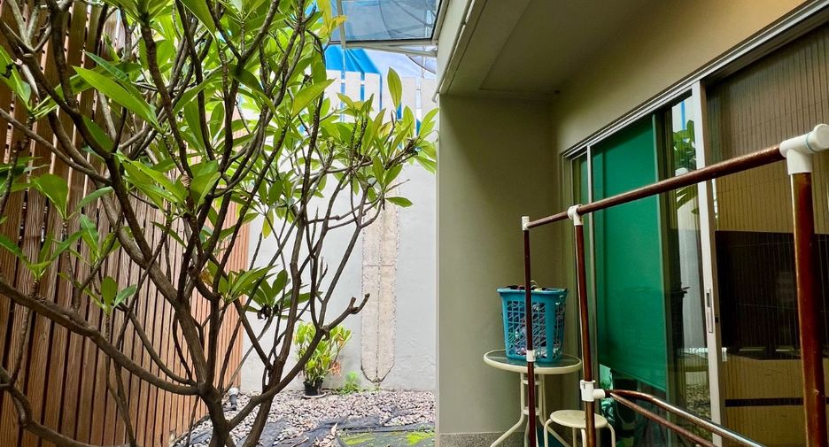 For rent 3 bedrooms townhouse in Suan Luang, Bangkok