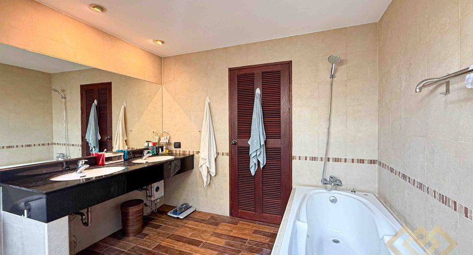 Casa en alquiler de 3 habitaciones en Sattahip, Chonburi