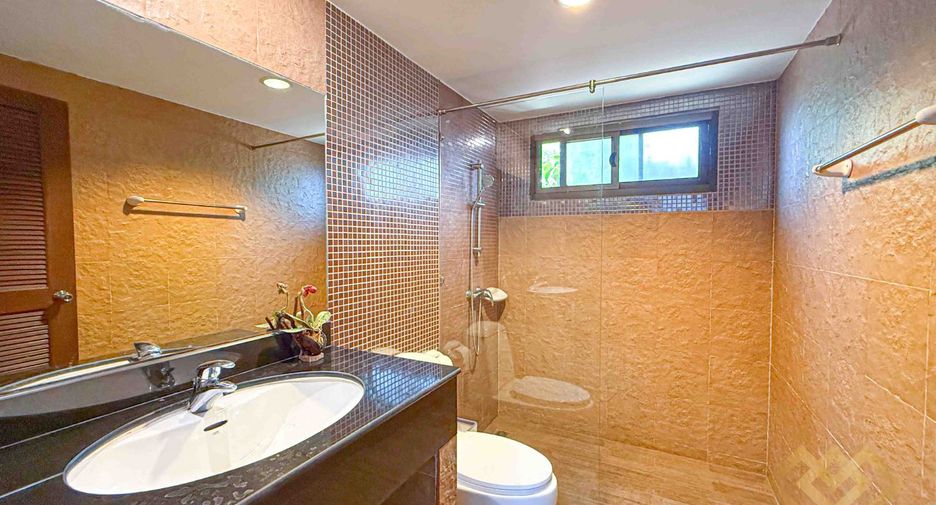 Casa en alquiler de 3 habitaciones en Sattahip, Chonburi