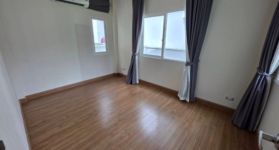 For sale 4 bedrooms house in Khlong Luang, Pathum Thani