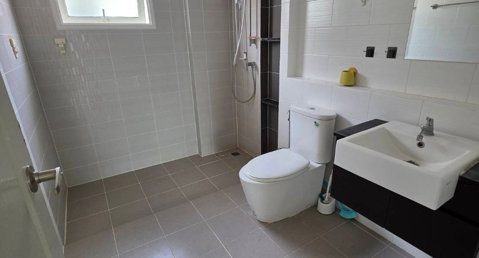 For sale 4 bedrooms house in Khlong Luang, Pathum Thani