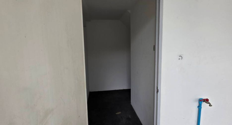 For sale 4 bedrooms house in Khlong Luang, Pathum Thani