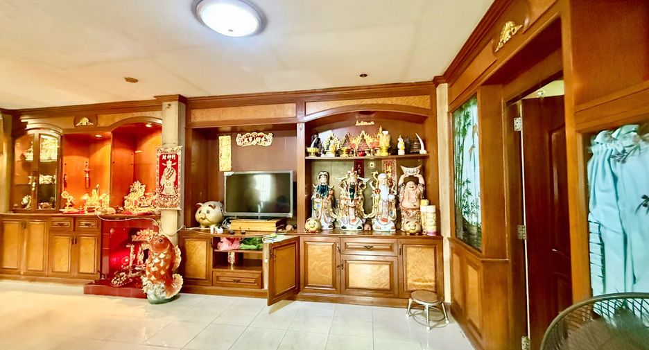 For sale 4 bedrooms house in Mueang Nonthaburi, Nonthaburi