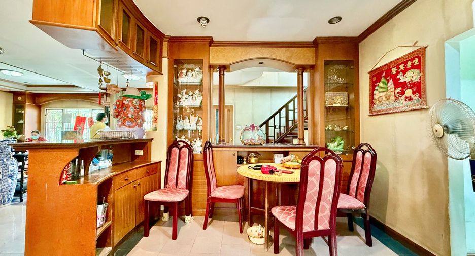 For sale 4 bedrooms house in Mueang Nonthaburi, Nonthaburi
