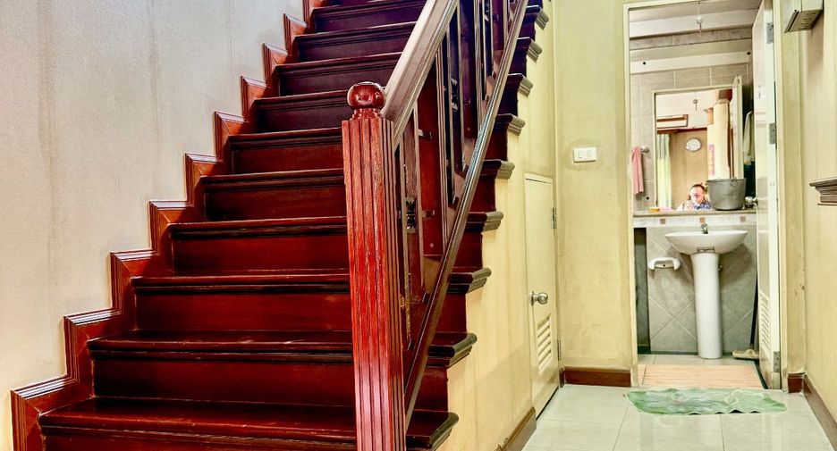 For sale 4 bedrooms house in Mueang Nonthaburi, Nonthaburi