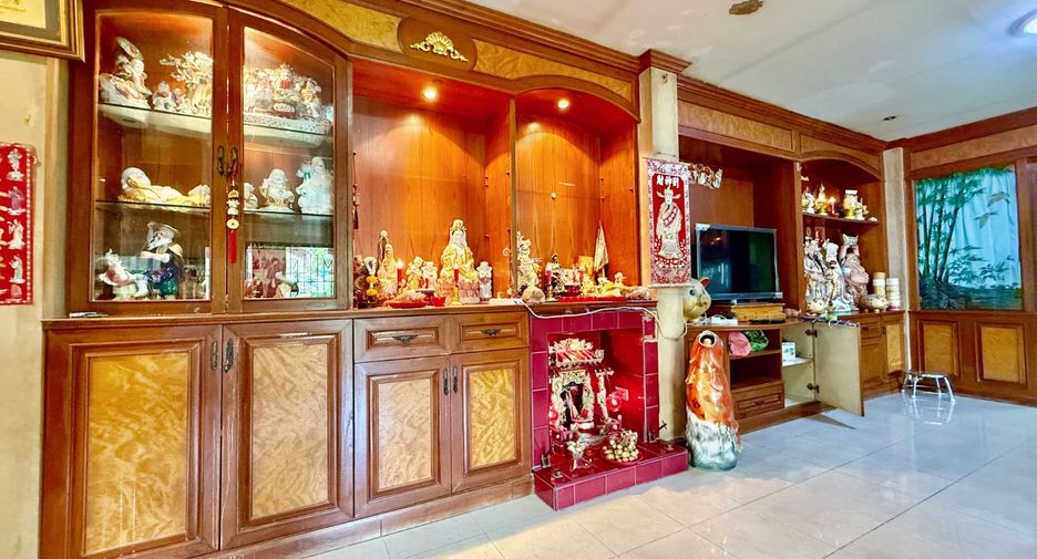 For sale 4 bedrooms house in Mueang Nonthaburi, Nonthaburi