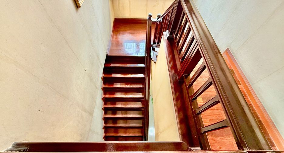 For sale 4 bedrooms house in Mueang Nonthaburi, Nonthaburi