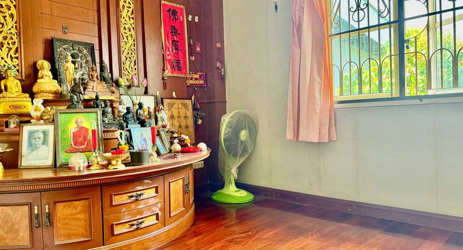 For sale 4 bedrooms house in Mueang Nonthaburi, Nonthaburi
