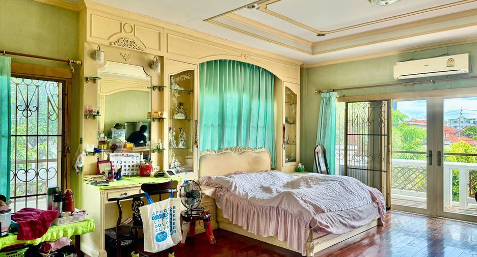 For sale 4 bedrooms house in Mueang Nonthaburi, Nonthaburi