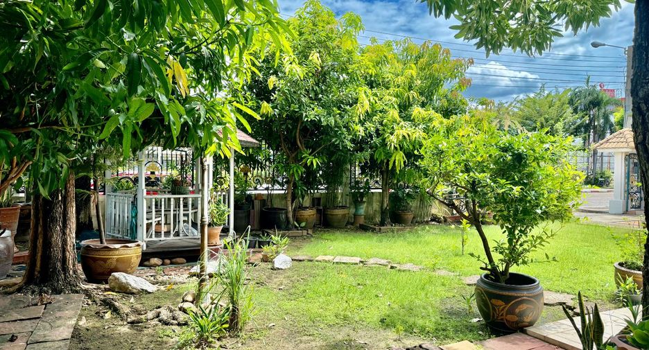 For sale 4 bedrooms house in Mueang Nonthaburi, Nonthaburi