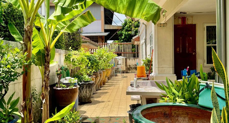 For sale 4 bedrooms house in Mueang Nonthaburi, Nonthaburi