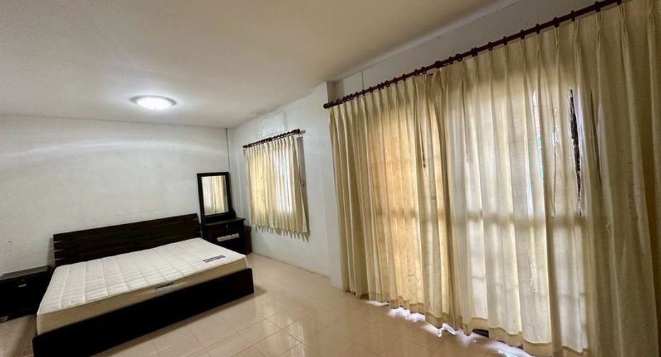 For rent 3 bedrooms townhouse in Si Racha, Chonburi