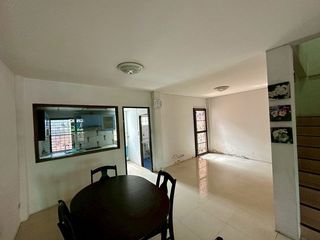 Casa adosada en alquiler de 3 habitaciones en Si Racha, Chonburi