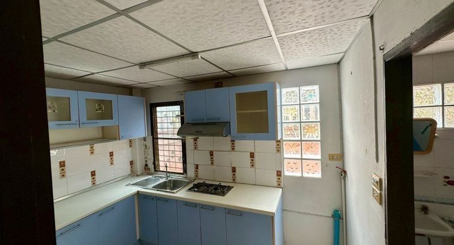 For rent 3 bedrooms townhouse in Si Racha, Chonburi