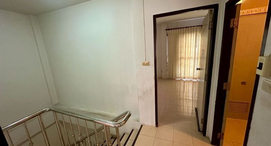 For rent 3 bedrooms townhouse in Si Racha, Chonburi