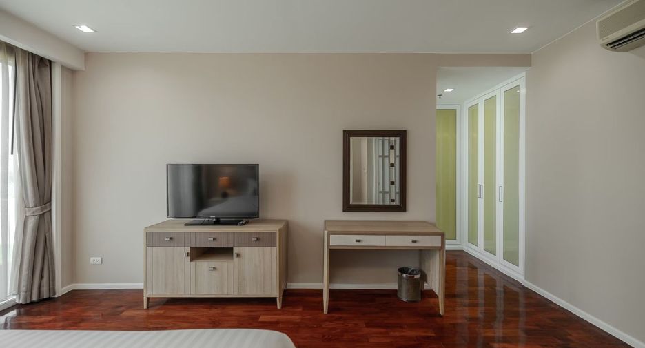 For rent 4 bedrooms condo in Khlong Toei, Bangkok