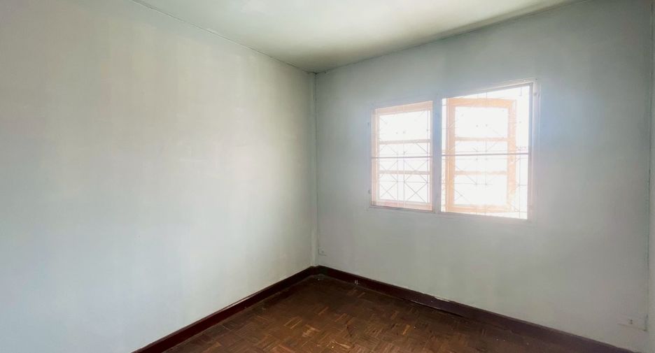 For sale 2 bedrooms townhouse in Mueang Lop Buri, Lopburi