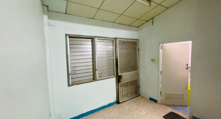For sale 2 bedrooms townhouse in Mueang Lop Buri, Lopburi
