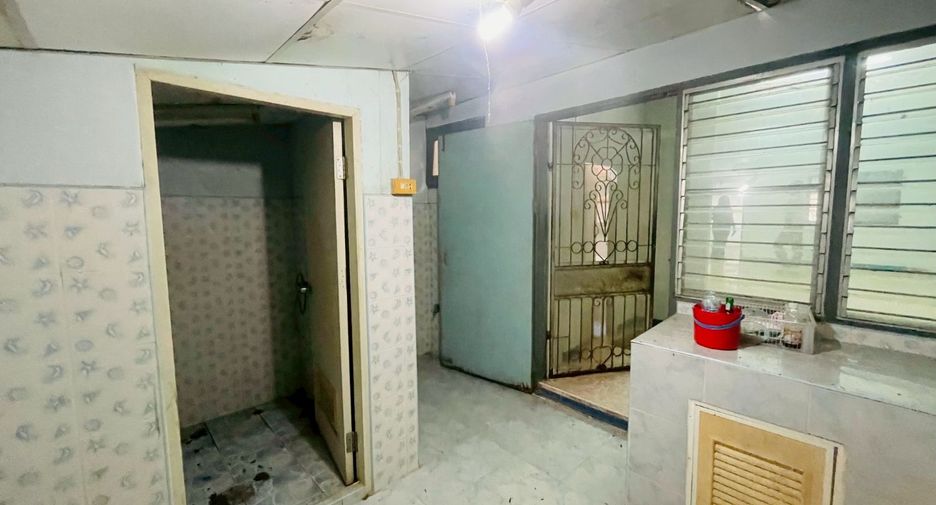 For sale 2 bedrooms townhouse in Mueang Lop Buri, Lopburi