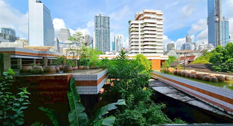 À louer 2 chambres appartement avec services à Khlong Toei, Bangkok