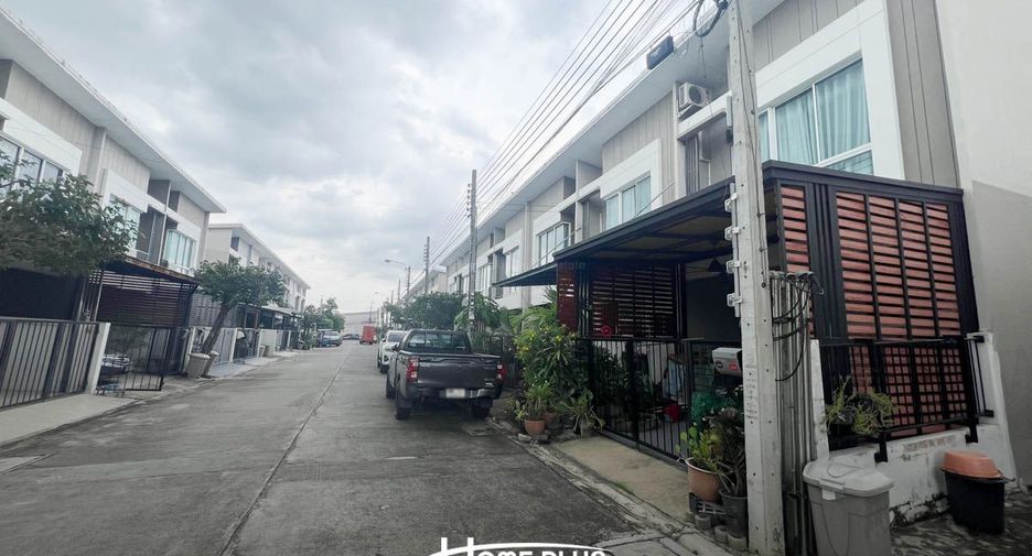 出售 2 卧室 联排别墅 在 Khlong Sam Wa, 曼谷