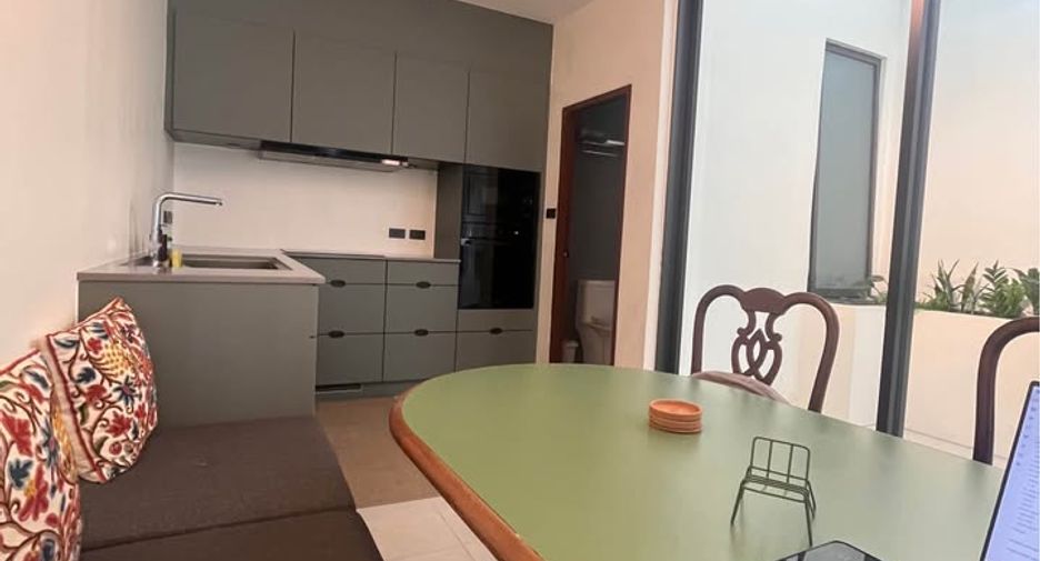 Casa adosada en alquiler de 2 habitaciones en Sathon, Bangkok