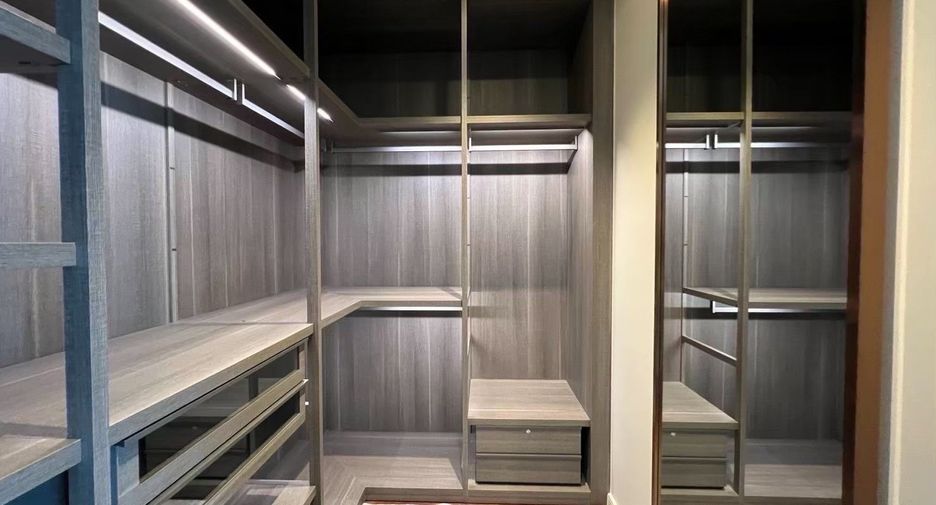 For rent 2 bedrooms condo in Pathum Wan, Bangkok