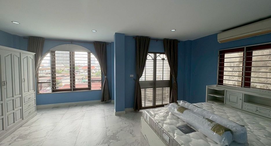 For sale 5 ベッドルーム townhouse in Bangkok Yai, Bangkok