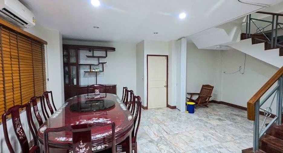 For sale 5 ベッドルーム townhouse in Bangkok Yai, Bangkok