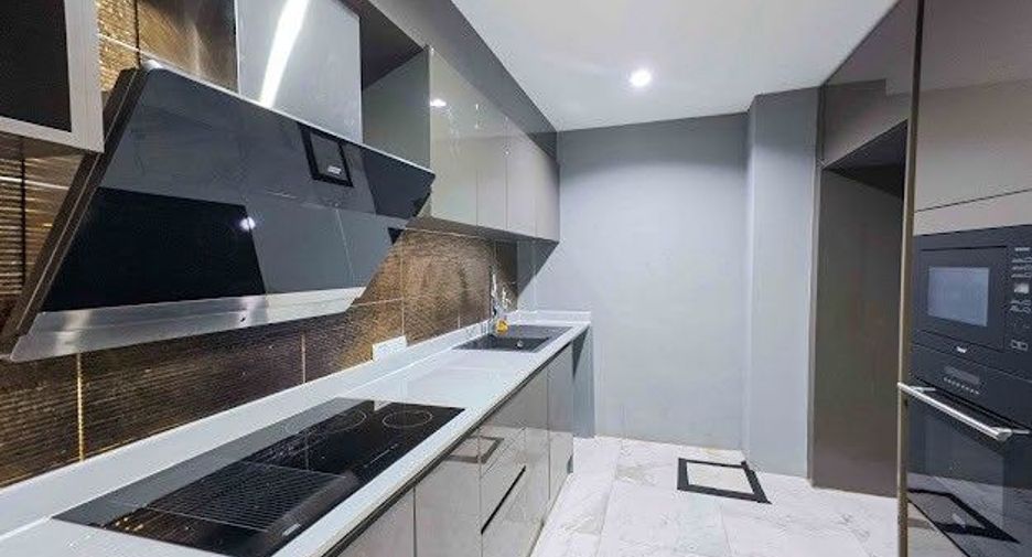 For sale 5 ベッドルーム townhouse in Bangkok Yai, Bangkok