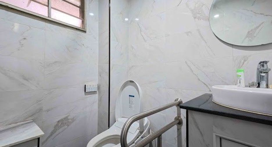 For sale 5 ベッドルーム townhouse in Bangkok Yai, Bangkok