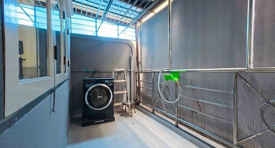 For sale 5 ベッドルーム townhouse in Bangkok Yai, Bangkok